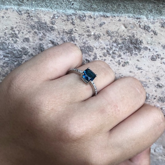 Sterling Silver Ring with Beautiful Blue Stone - Picture 4 of 10